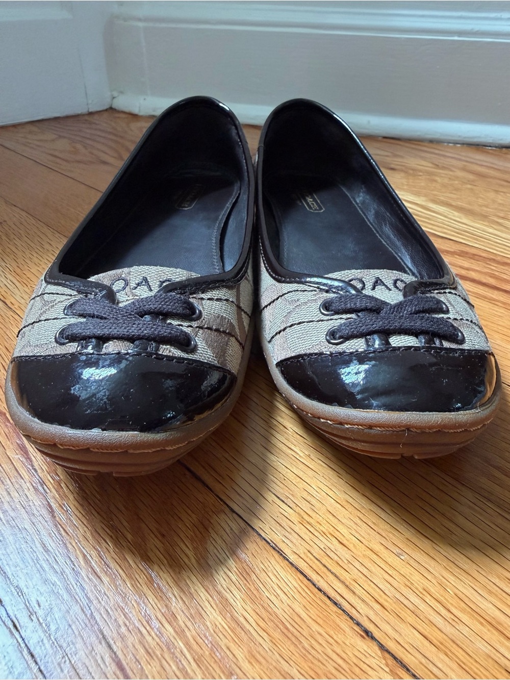 Coach Dannie Beige Signature Canvas Brown Patent Trim Ballet Flats Women’s 7.5 - Picture 6 of 15